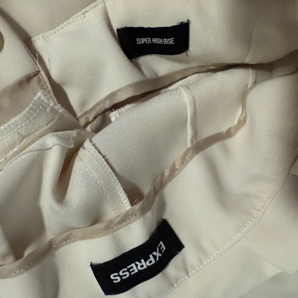 Express Cream Women's Pleated Shorts - Image 12