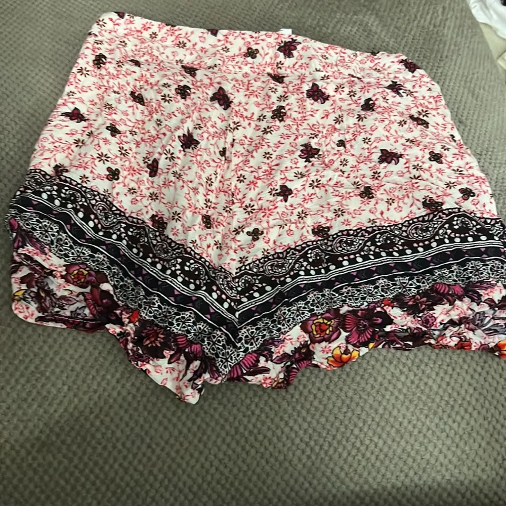 SET NWT LF Seek the label floral print crop top and shorts set - Image 11