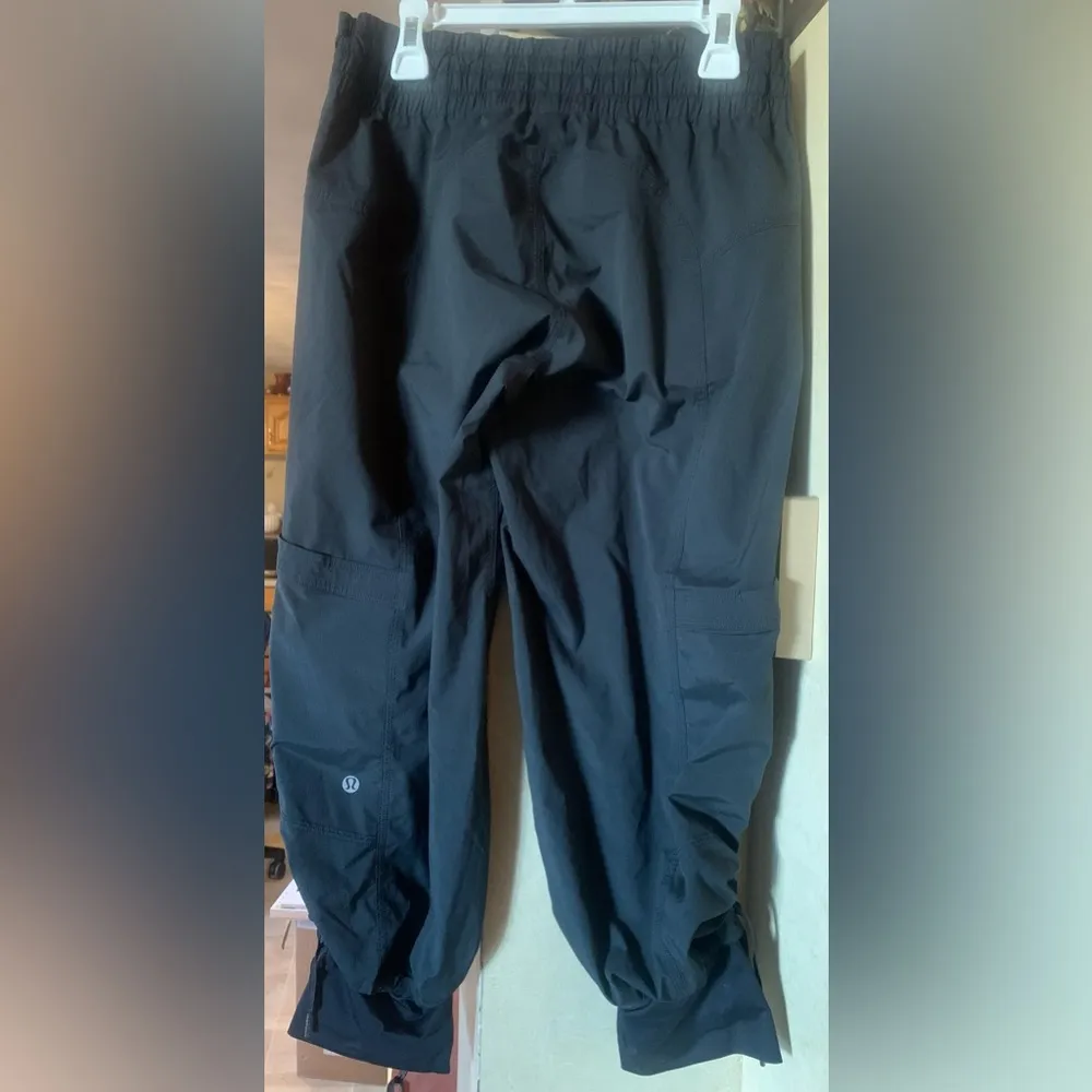 Lululemon Dance Studio Mid-Rise Crop 25"
Black size 4 - Image 2