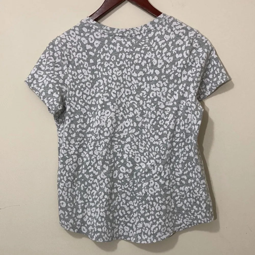 Old Navy Women’s Short Sleeve Shirt Size Small - Image 3
