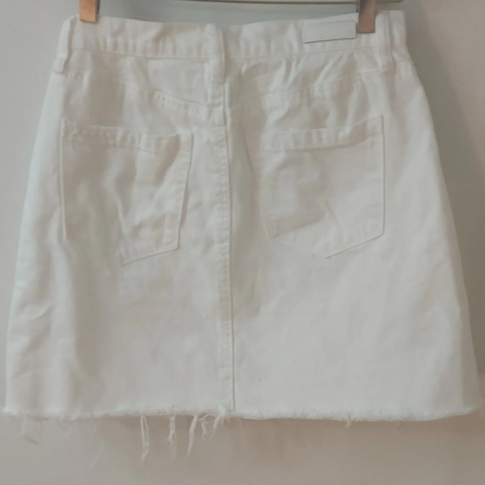 Blank NYC White Denim Frayed Mini Skirt 25 Casual Boho Preppy Classic Festival - Image 4