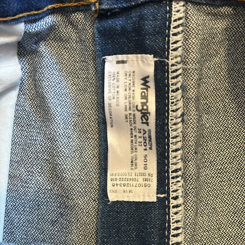 WRANGLER CUSTOM BLEACHED DISTRESSED CUT OFF DENIM SHORTS PLUS SIZE - Image 4