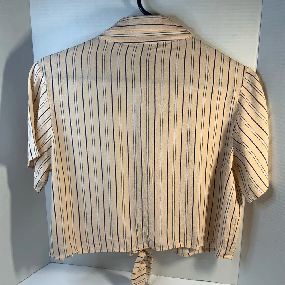 Forever 21 cropped button down tie bottom shirt size L. - Image 2