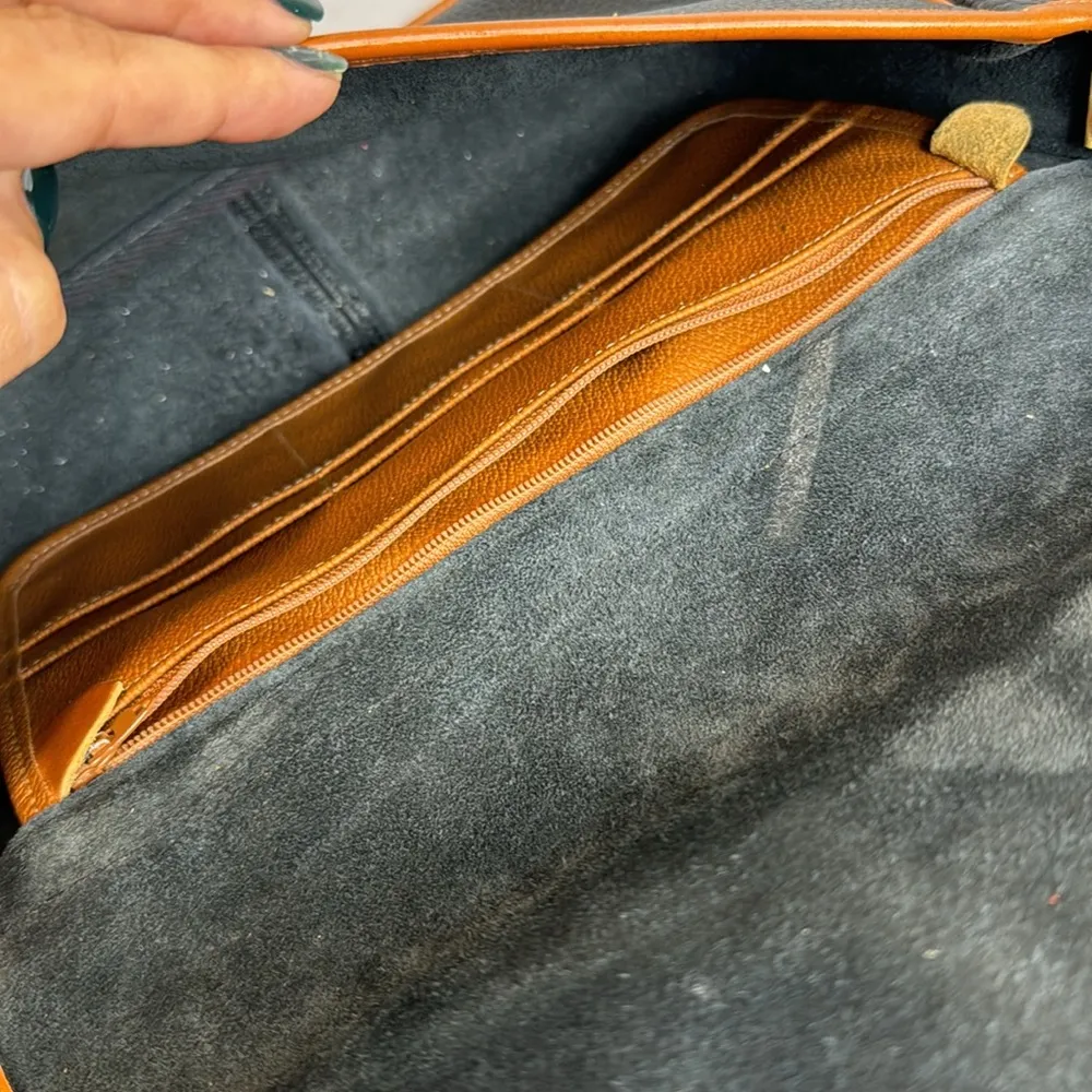 Dooney & Bourke Vtg equestrian blk Pebbled Leather with Brown Trim crossbody - Image 13