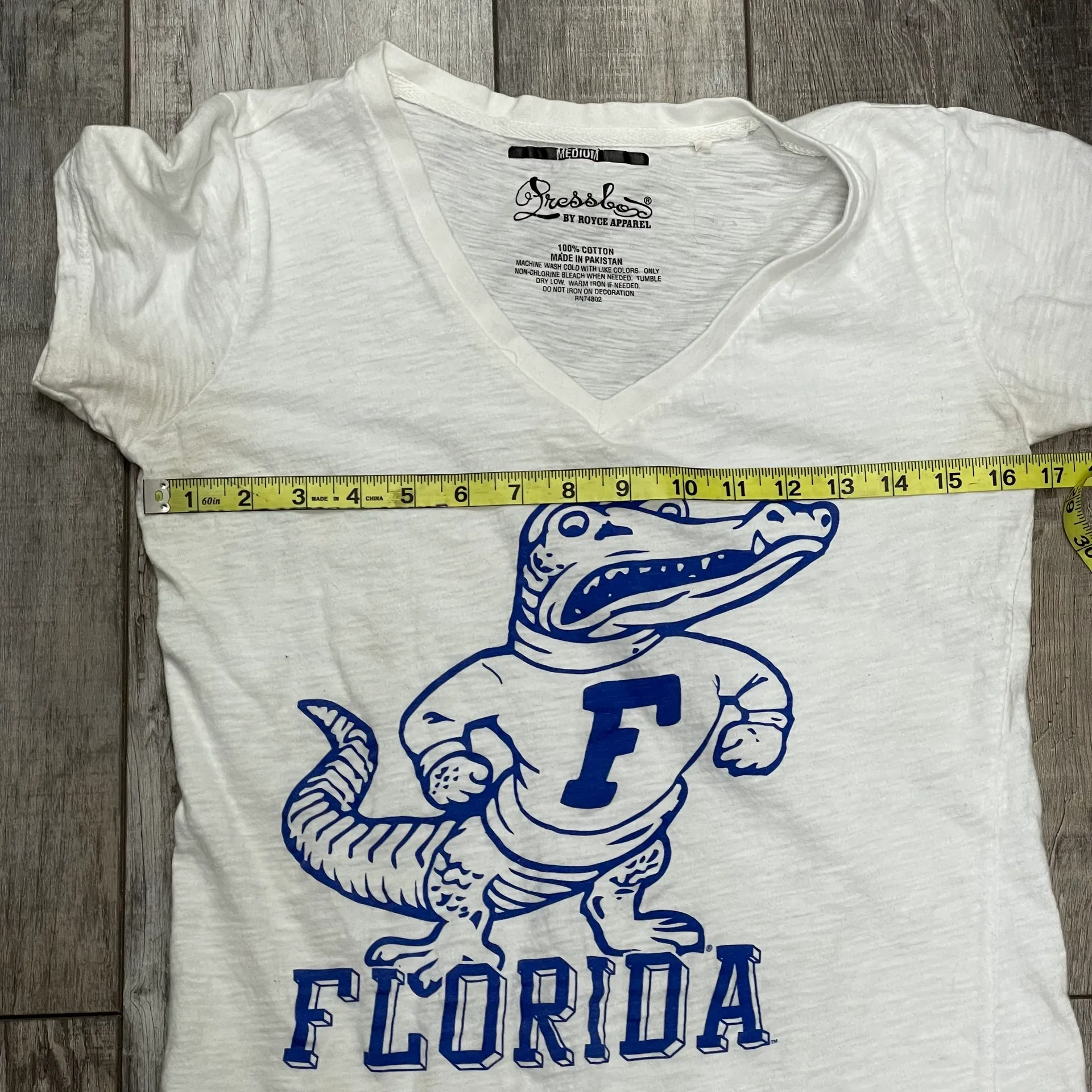 UF Gators Blue and White V-neck Tshirt Size Medium - Image 7