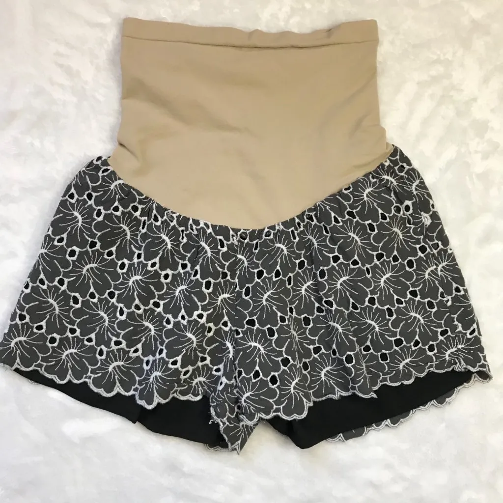 A Pea in the‎ Pod Maternity Shorts Women's Medium Black Floral Eyelet Over Belly - Image 4