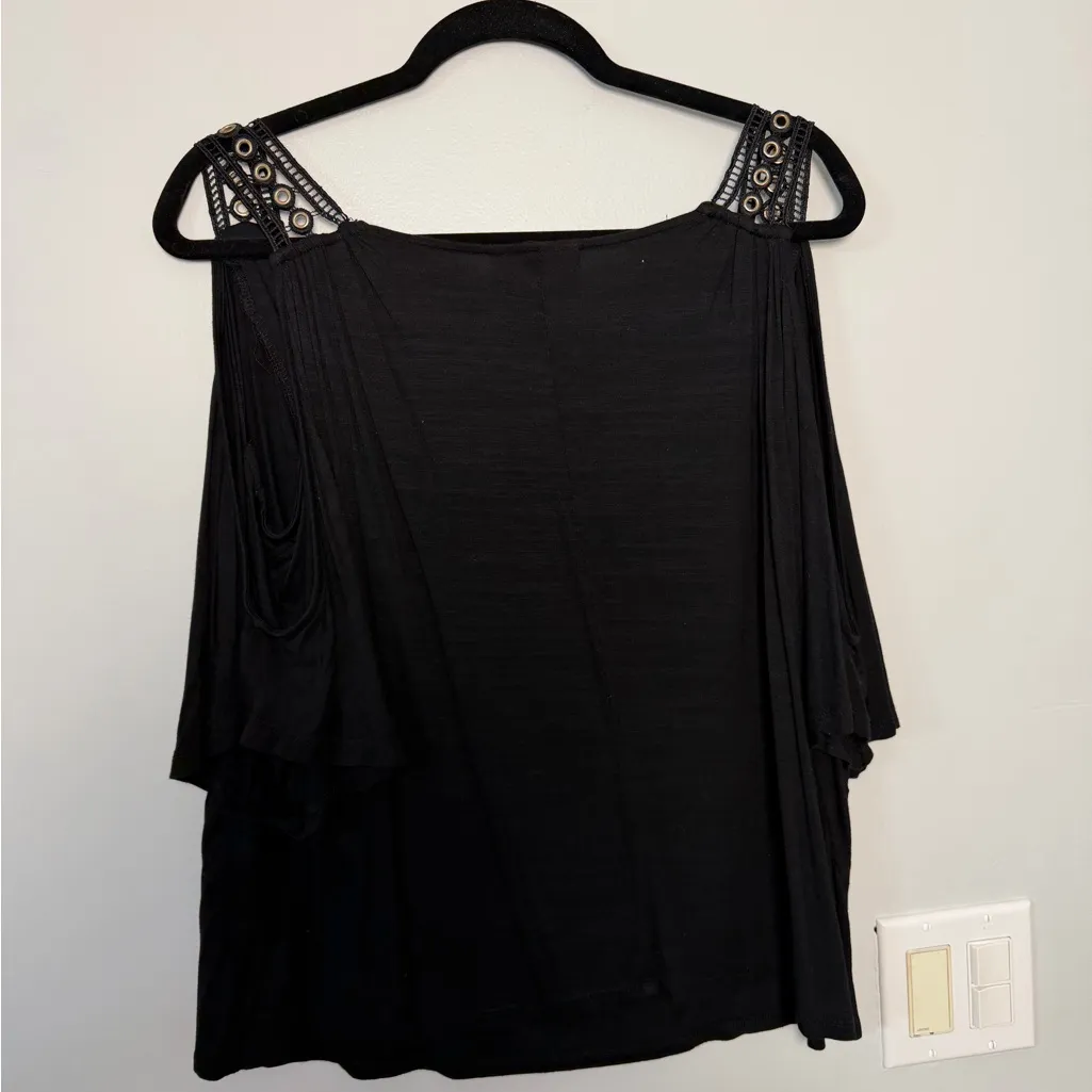 Jennifer Lopez Black Blouse with Lace Shoulders - Image 6