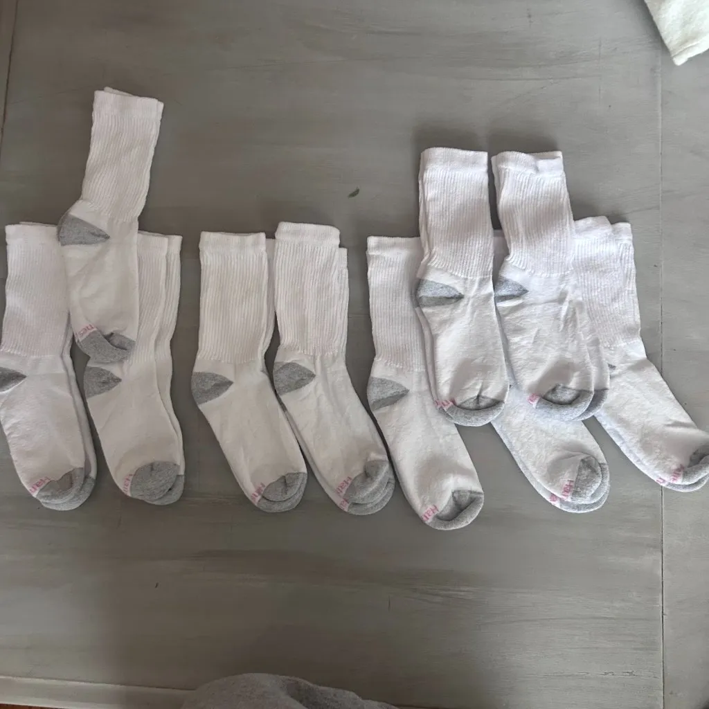 NWOT 10 Pair Hanes Women's Crew Socks Cushioned Athletic Socks Shoe Size 8-12 - Image 2