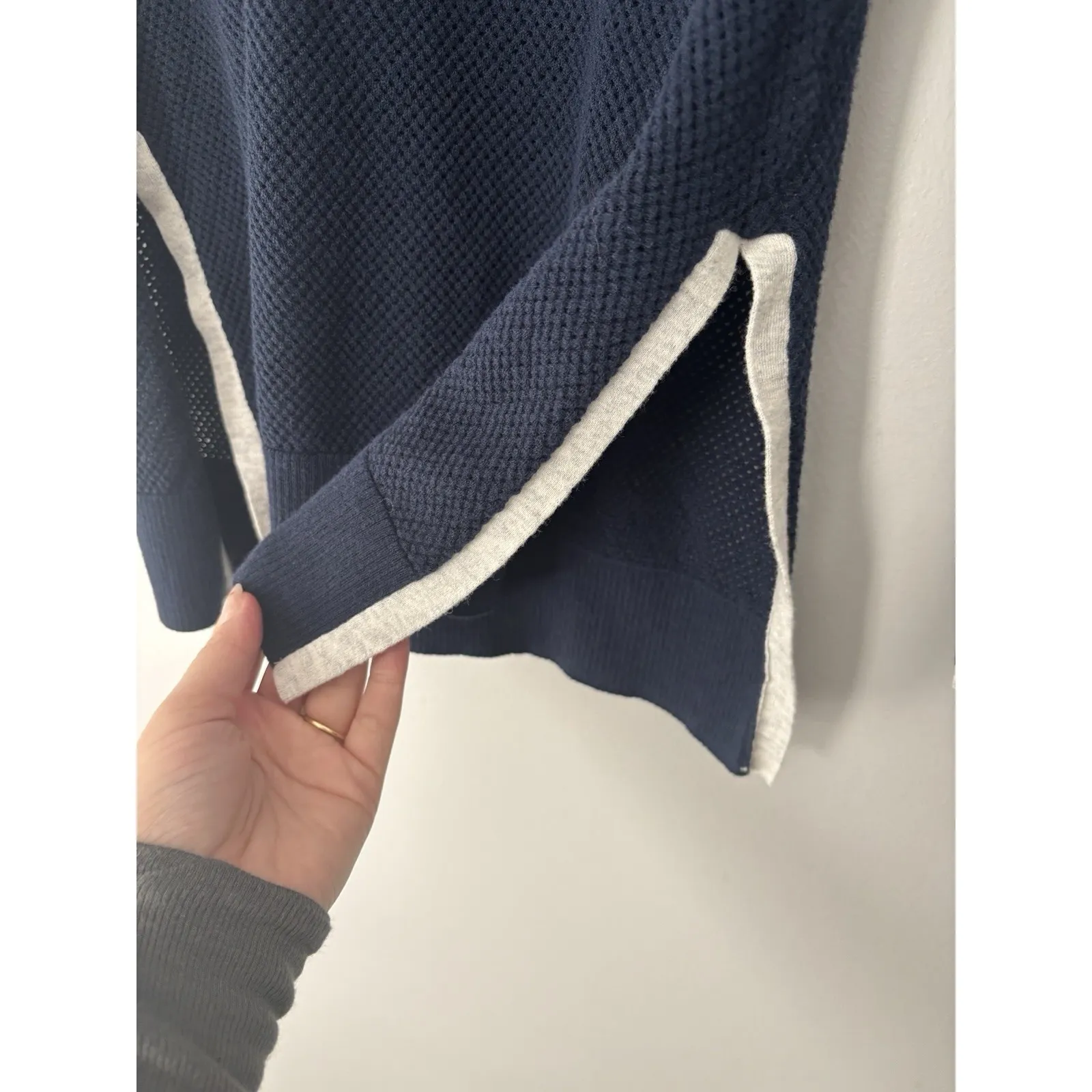 Smartwool Women's Everyday Exploration Travel‎ Tunic Sweater V Neck Size Medium - Image 4