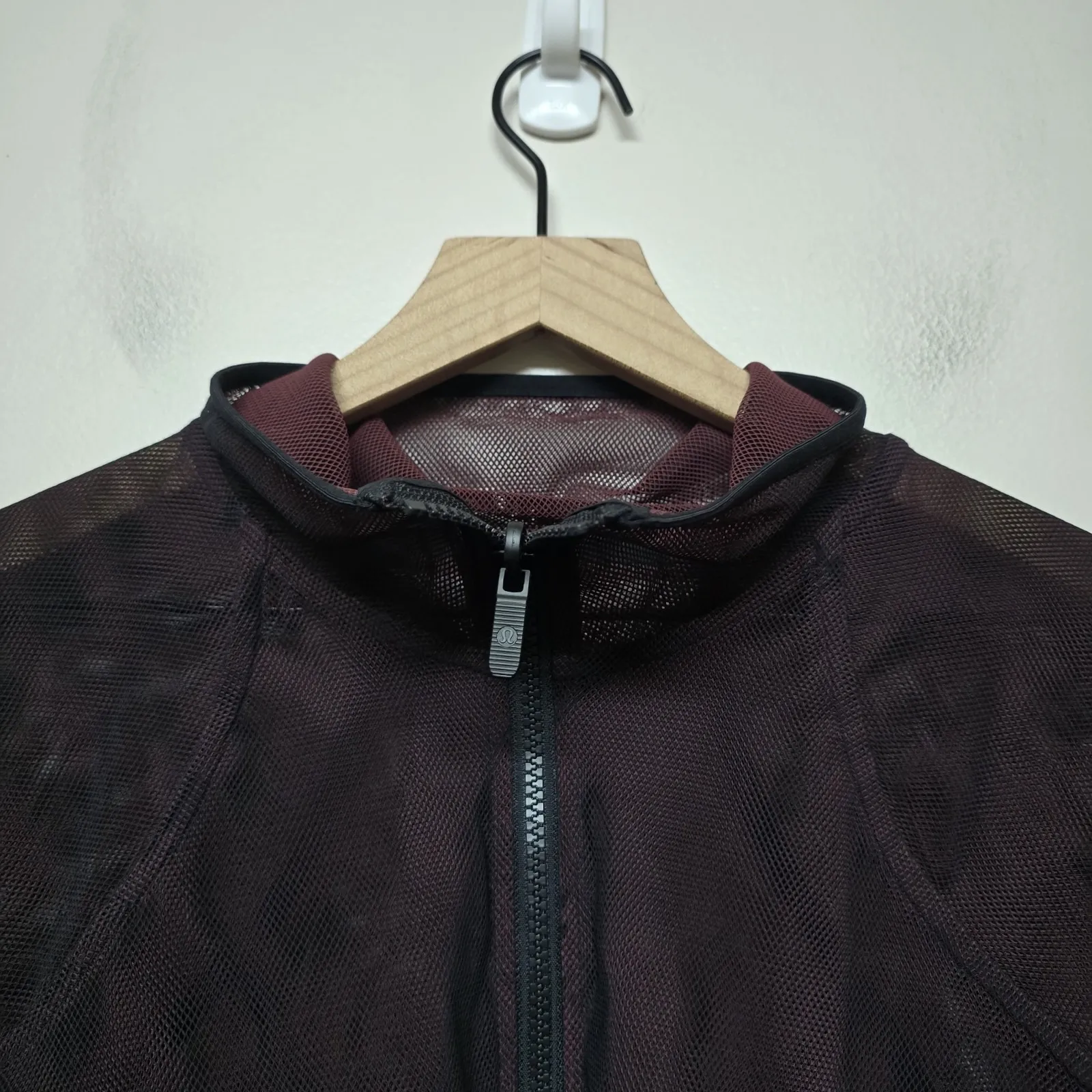 LULULEMON Women's Reversible Mesh 1/2 Crop Zip Jacket black Red‎ Merlot Sz 8 - Image 2