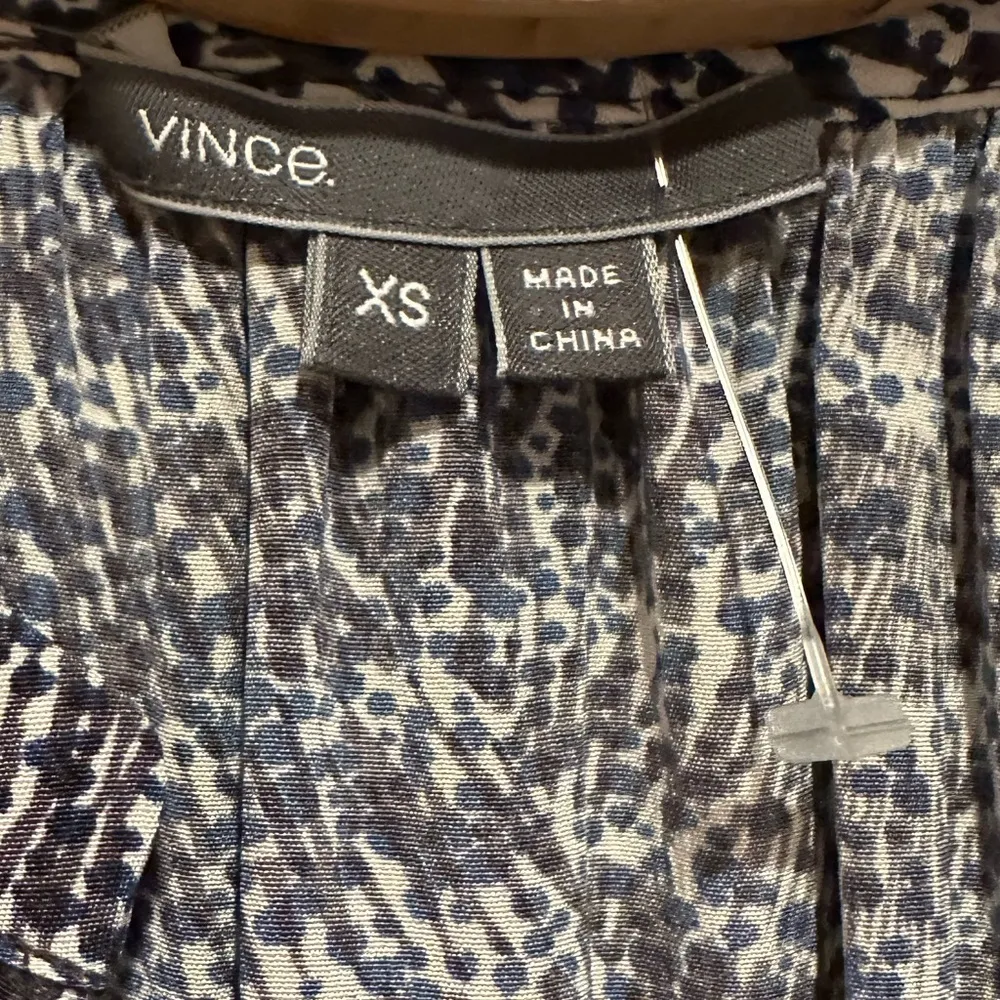 Vince NEW  SILK STATIC DOT BLACK WHITE BLUE GRAY PRINT TRAPEZE SPLIT VNECK DRESS - Image 6