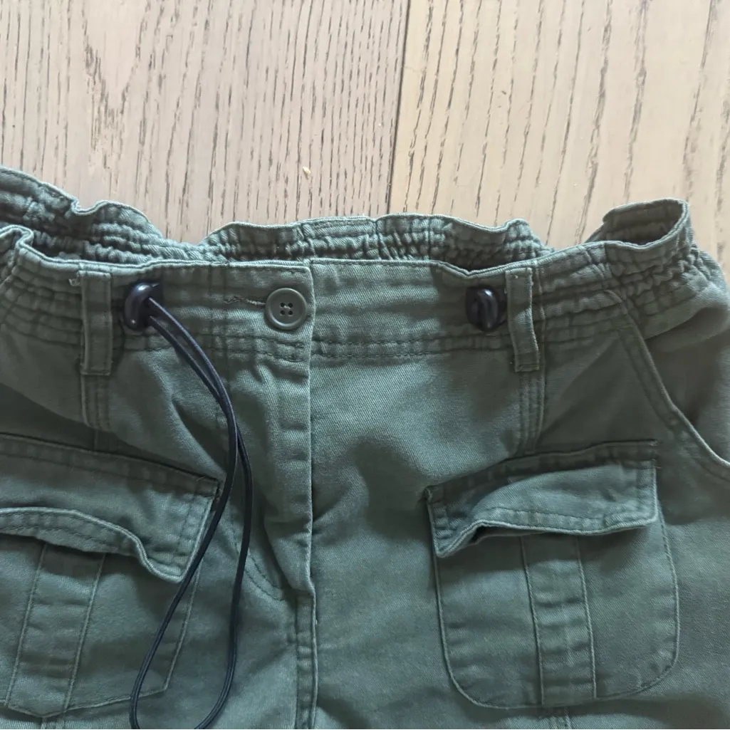 Teen woman Green Cargo Pants size xs by Brandy melville - Image 5