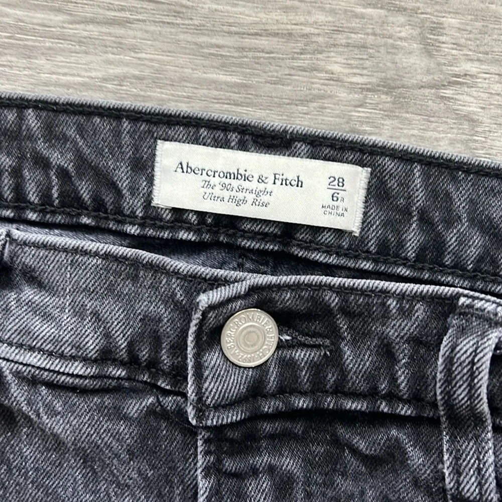 Abercrombie & Fitch - 90's Straight Ultra High Rise Size 28/6R Black Denim - Image 2