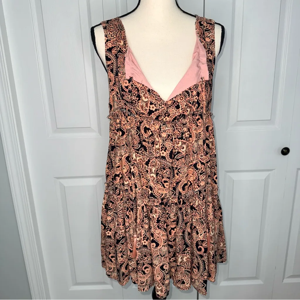 SHOP NEIGHBOR BOHO Babydoll Paisley Tiered Sleeveless Mini Dress sized Medium Pink - Image 4