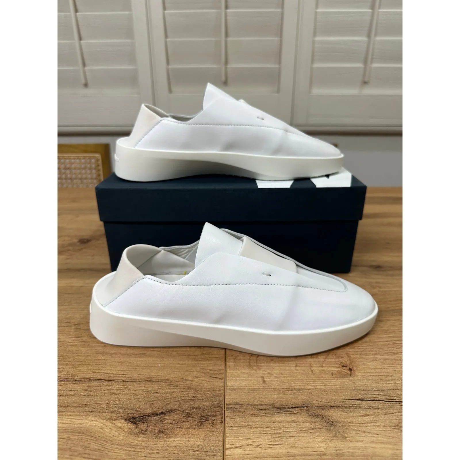 Wolf and Shepherd Women's Cruise Ace Slip - Image 3