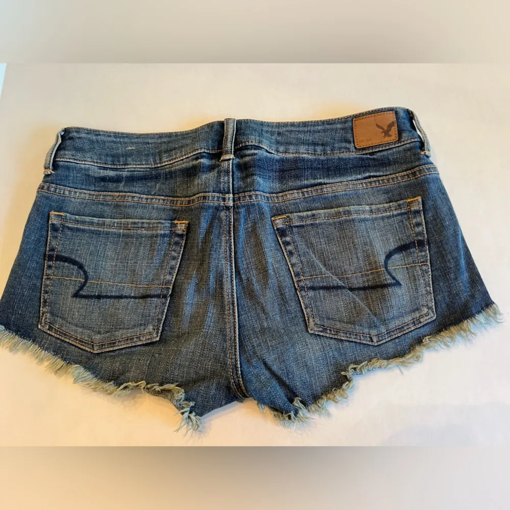 Jean Shorts Stretch with Embroidered Flowers Size 4 - Image 5