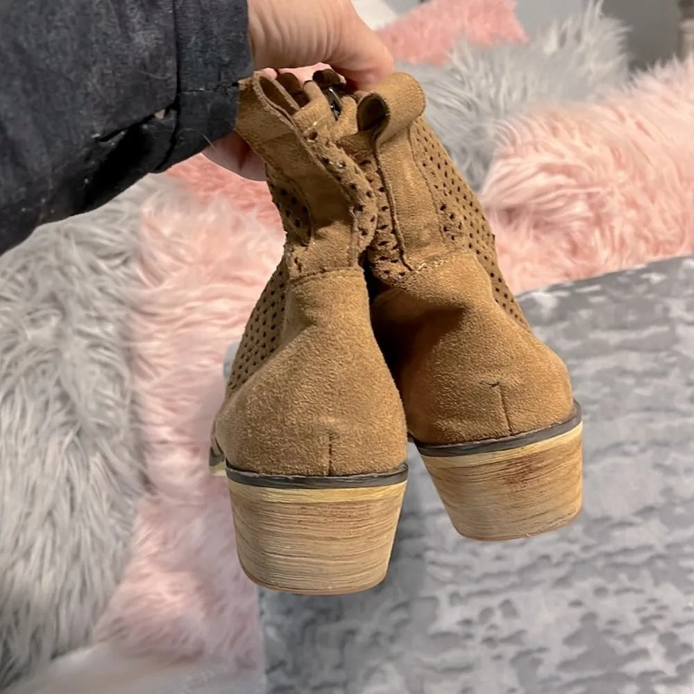 Mi. iM Boots Tan Ankle Booties Breach Womens 8 Faux Suede Western - Image 4