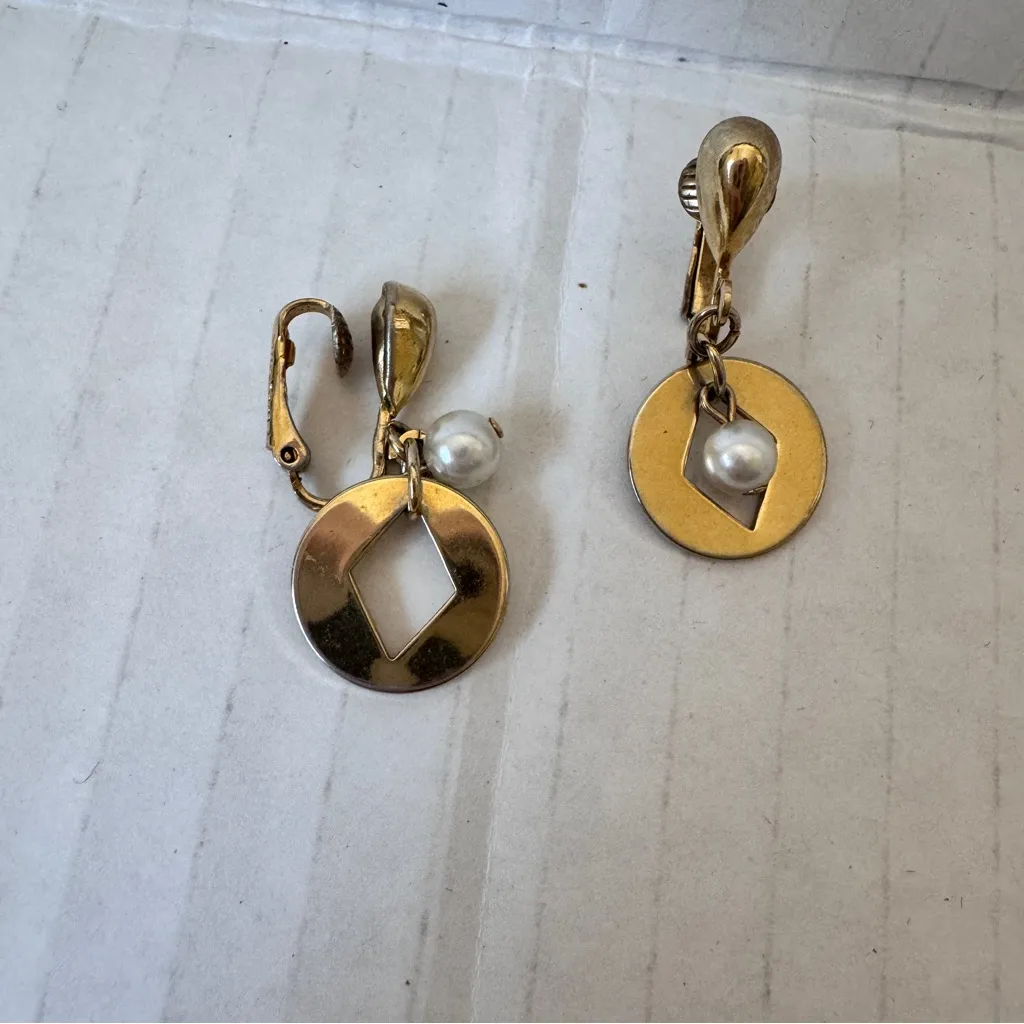 Vintage Park Lane Gold Tone Faux Pearl Clip On Earrings Estate Jewelry Classic - Image 8