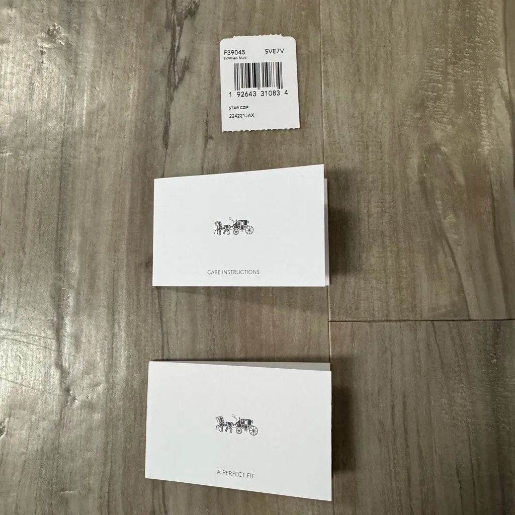 Coach NWT -  Khaki Wristlet with Star Pattern - Image 5