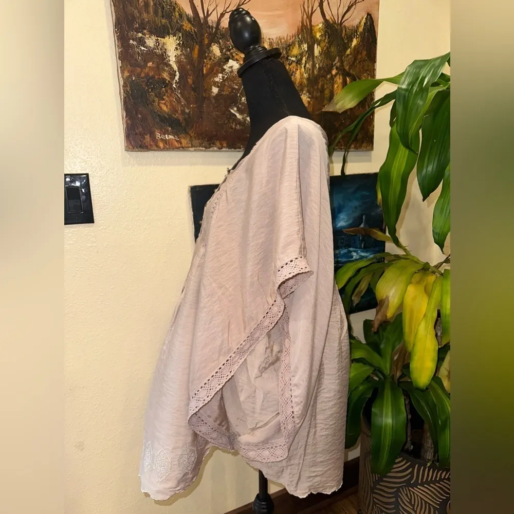 EUC DRESS BARN CREAM FLOWY BAT 🦇 sleeve with embroidery & lace ornaments Sz 3XL - Image 5