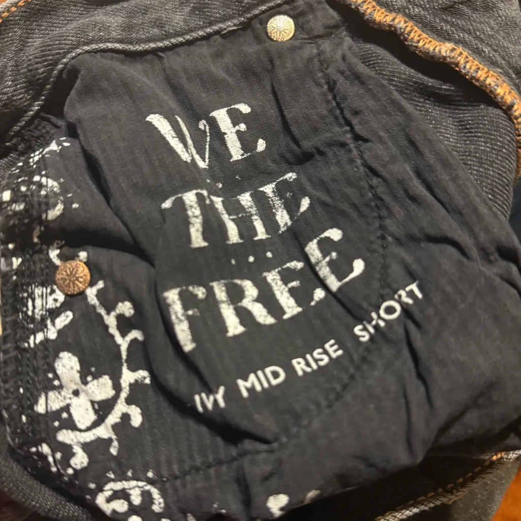 WE THE FREE  ivy mid-rise shorts black rigid demin size 24 - Image 4