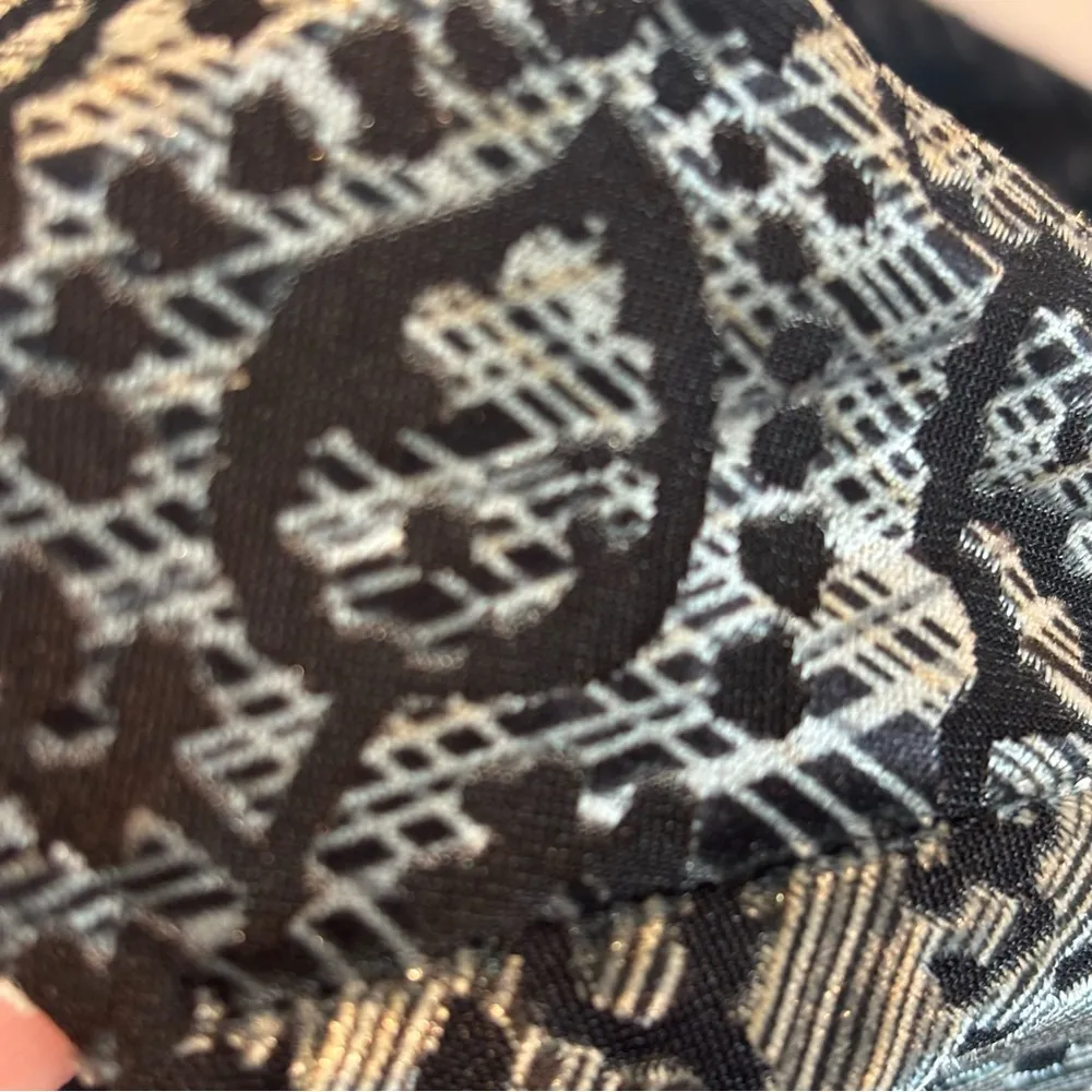 HARVE BENARD Sleeveless Black/Shiny/Sheer Velvet Blouse Like New Sz‎ 8 - Image 5