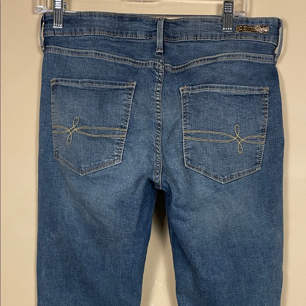 Denizen from Levi's Women’s Modern Skinny Cropped Rolled Hem Denim Jeans - Image 8