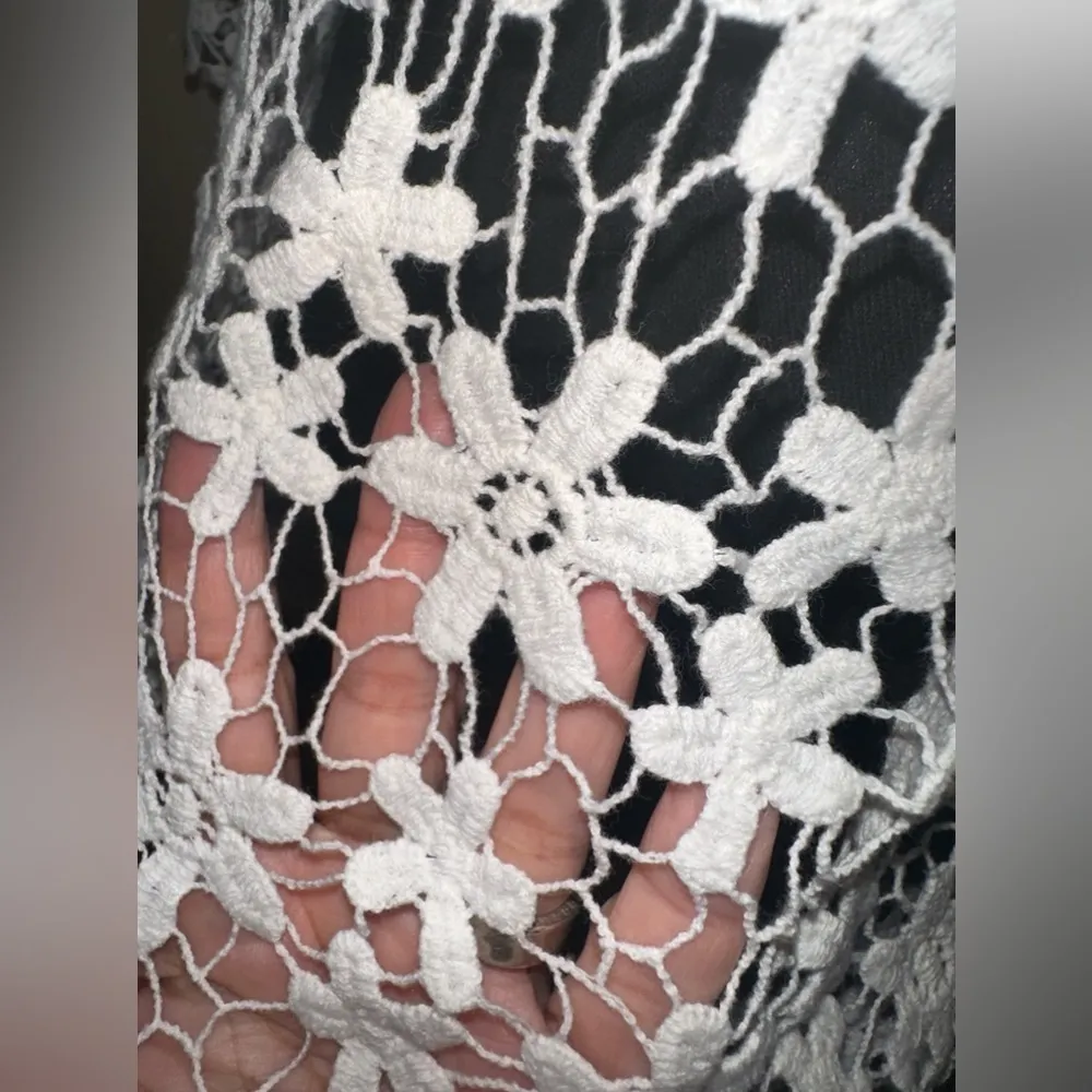 EUC Vintage Bishop  fully crochet white top sheer long sleeve no lined sz M - Image 4