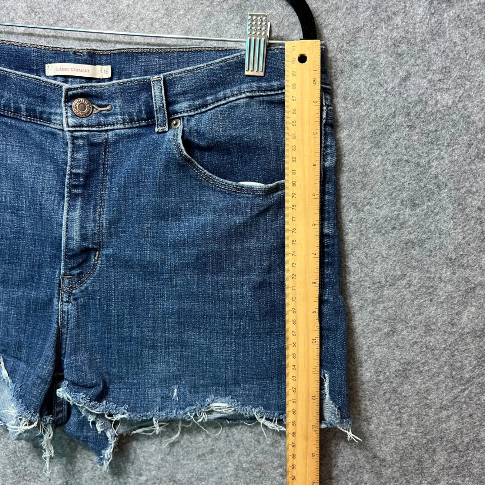 Levi's Cutoff Denim Shorts‎ Sz 16 Distressed Raw Hem Mid Rise Frayed Ripped - Image 2