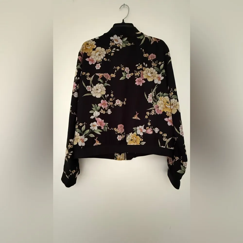 Black floral zip-up jacket whit pockets. - Image 5