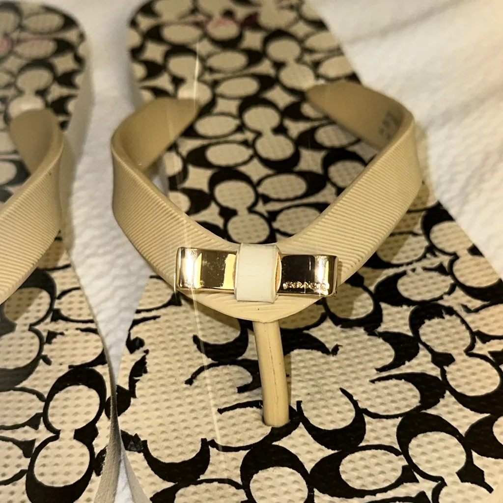 Coach Flip Flops with Bow Accent Sz 5B - Image 2