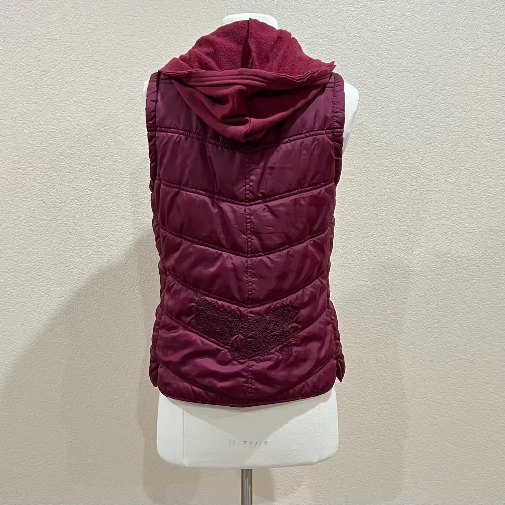 Maurices Maroon Puffer Vest with Embroidered Floral Detail Size Small - Image 4