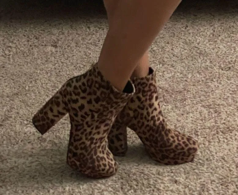 NEW TheseThree boutique Ankle leopard print booties Size 8 - Image 6