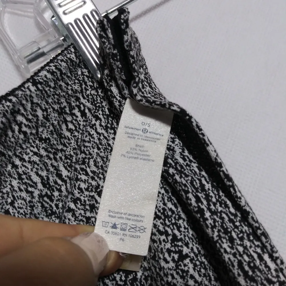 Lululemon Vinyasa Wrap Scarf Black White Athletic Size OS - Image 6