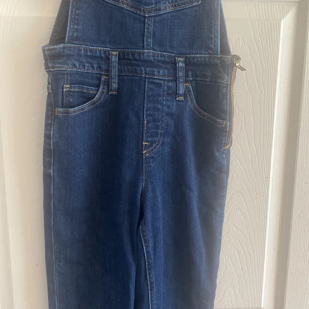 Levi’s dark‎ wash denim overall skinny leg zip
Size size 24 - Image 3