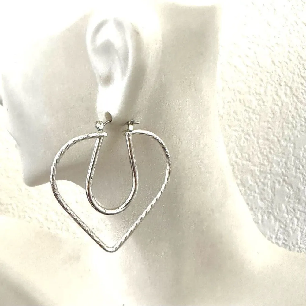 Silver tone cut out heart earrings - Image 3