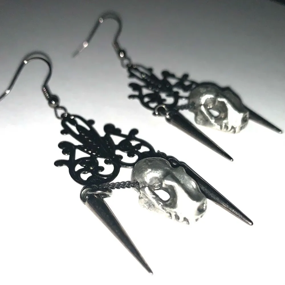 Victorian Gothic Goth Skull Dangle Spike Earrings Gray - Image 2