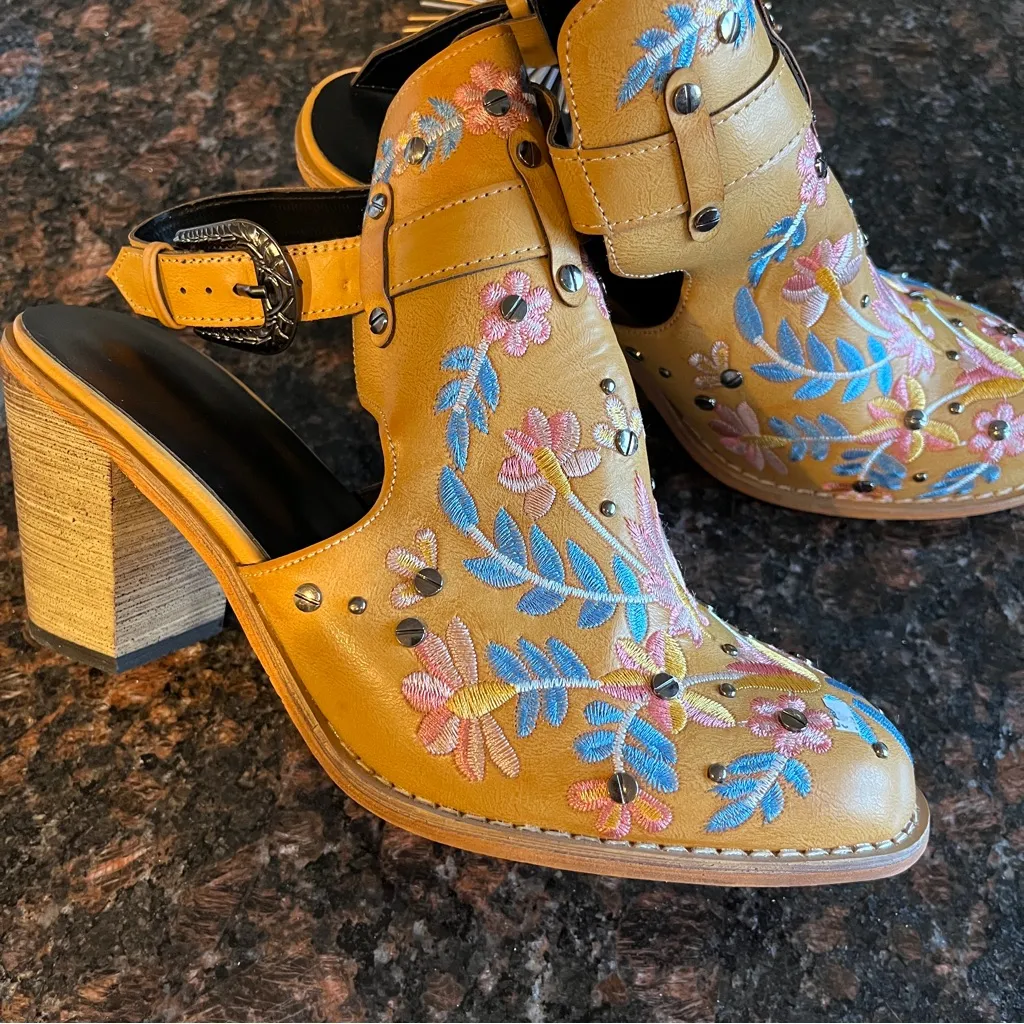 Embroidered Riveted Block Heel Sling Back Bootie Sandals Ankle Strap Size 10 Tan - Image 6