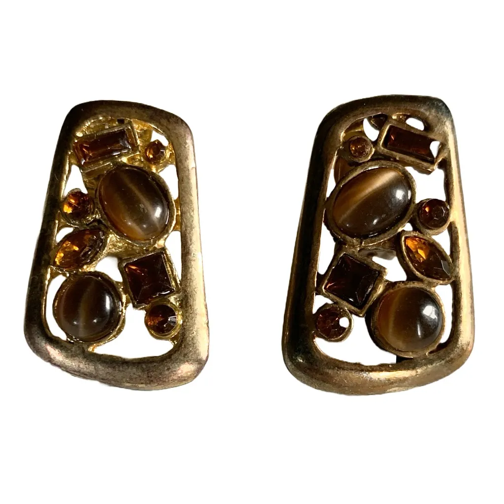 VINTAGE 1980'S GOLD TONE CLIP ON EARRINGS WITH BROWN FAUX AMBER STONES - Image 3