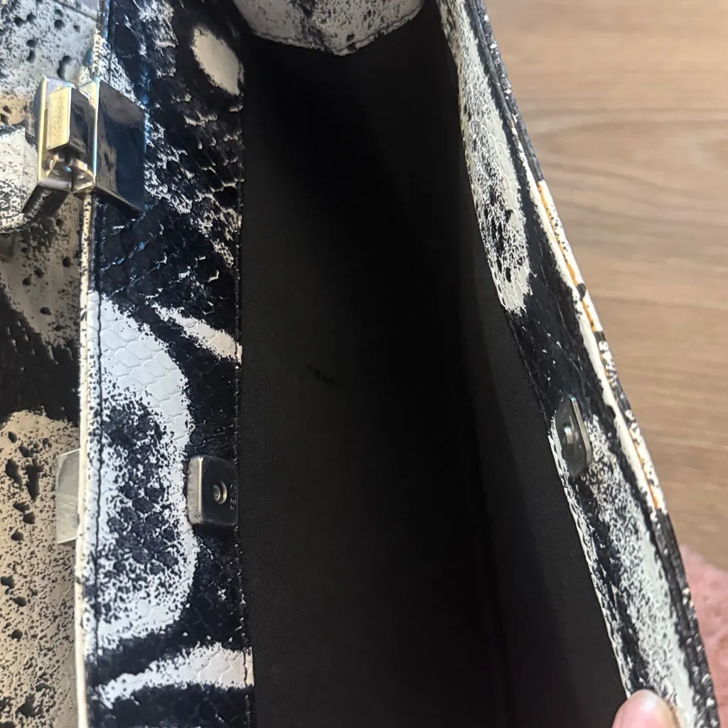 Fendi black and white calf skin embossed patterned shoulder bag - Image 9