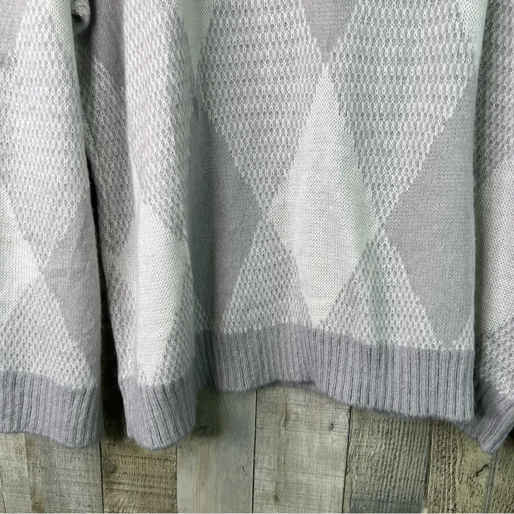 Vince Camuto Large Gray & White Diamond Pattern Sweater w/Long Sleeve & Crewneck - Image 6