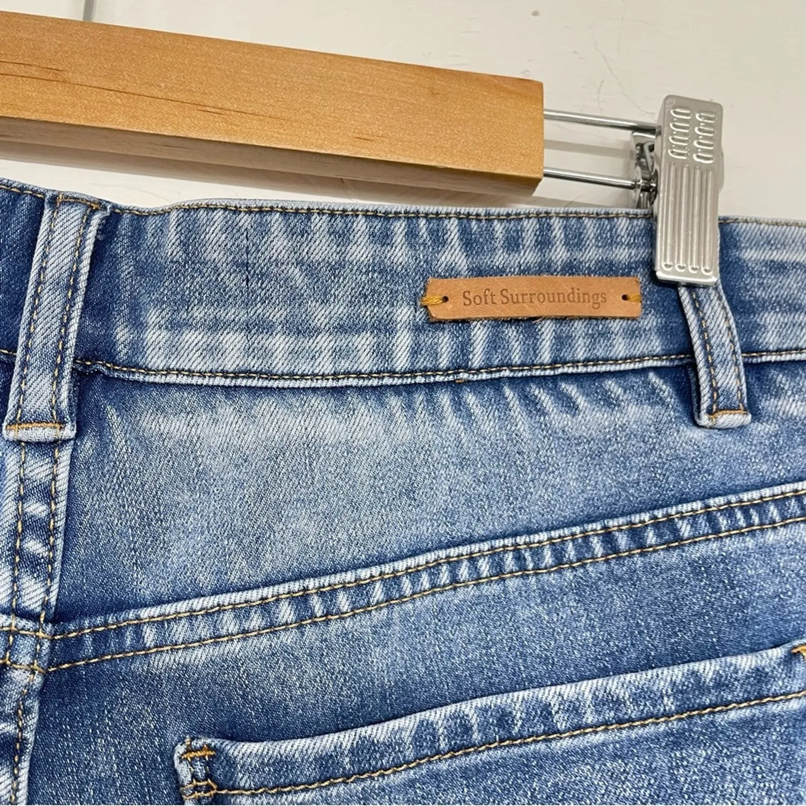 Soft Surroundings Light Wash Pull On Jeans Womens M Blue Denim Stretch Waist - Image 4