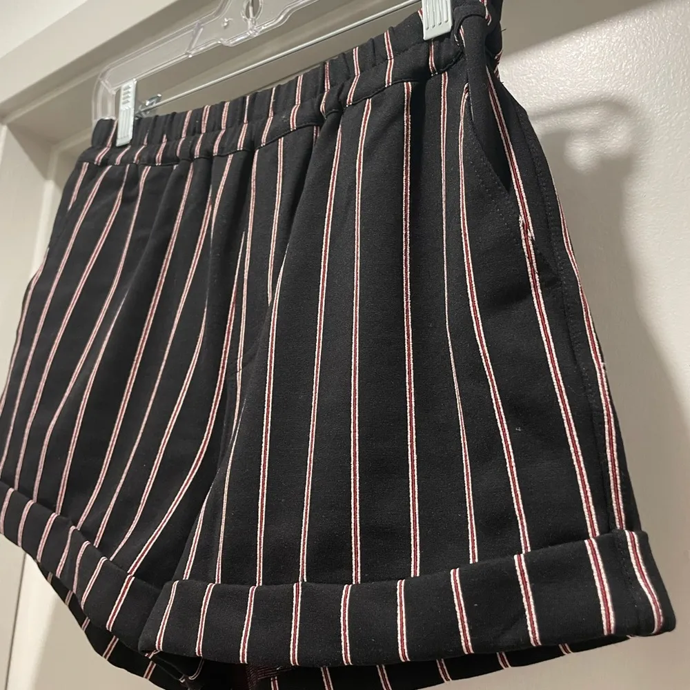 Forever 21 F21 Black & Red/White Pinstriped Fitted Cuffed Shorts - M - Image 3