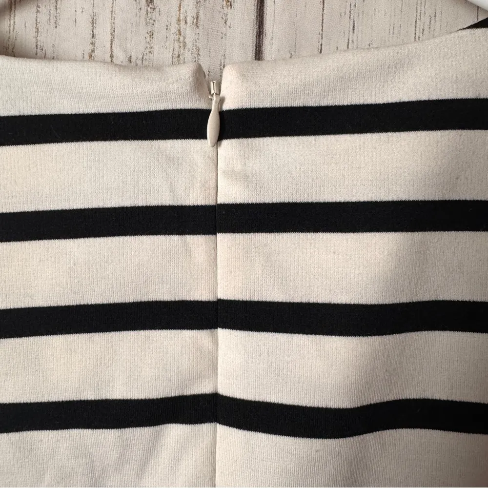 Old Navy Black and White Stripe Crew Neck Sheath Zipper Back Dress  Sz M - Image 6