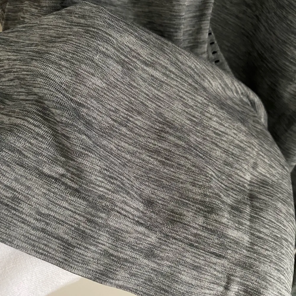 Athleta  Long Sleeve Light Grey Tunic - size Large - Image 7