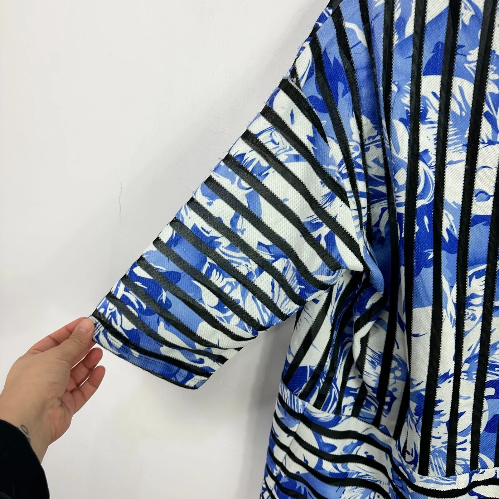 Rafaella Top L Blue White Stripe Abstract Print Resort Coastal Chic Art Dopamine - Image 5