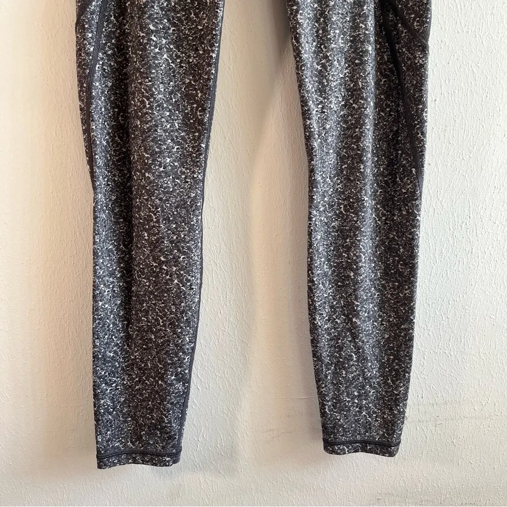 Athleta Leggings Grey Patterned Salutation Pebbled Beach Tight Sz M EUC - Image 10