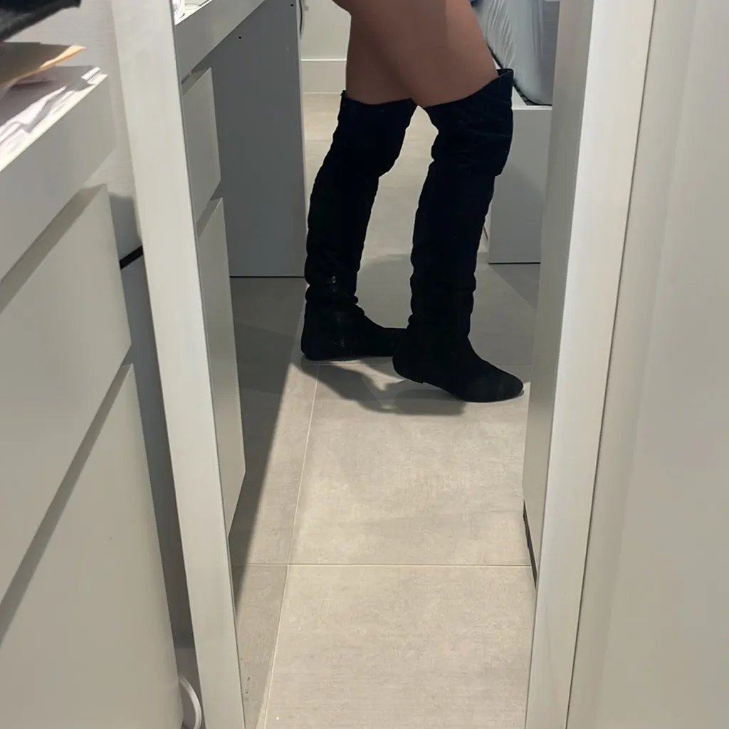 Women size 6 Black over the knee boots zipper on the inside soft suede alike - Image 2
