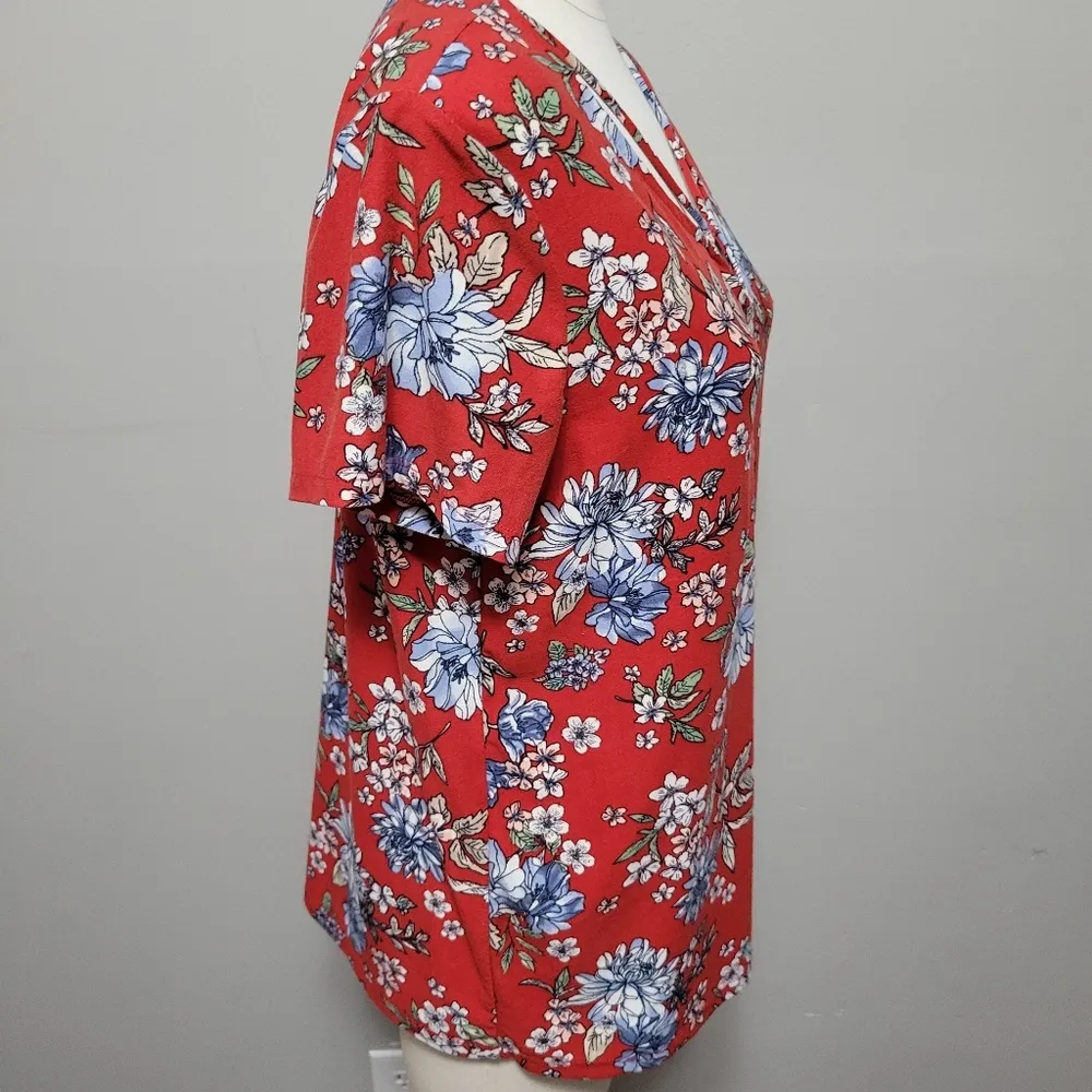 Daytrip red floral strappy cutout tee size  large - Image 4