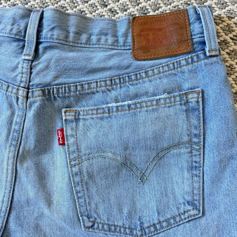 Levi’s Premium 501 Denim Shorts Size 31 Button Fly Lightwash Jean - Image 5